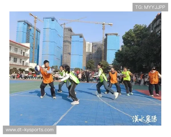 世界篮球学院在教学中加强实战对抗与技战术演练提高教学质量，篮球实战对抗训练